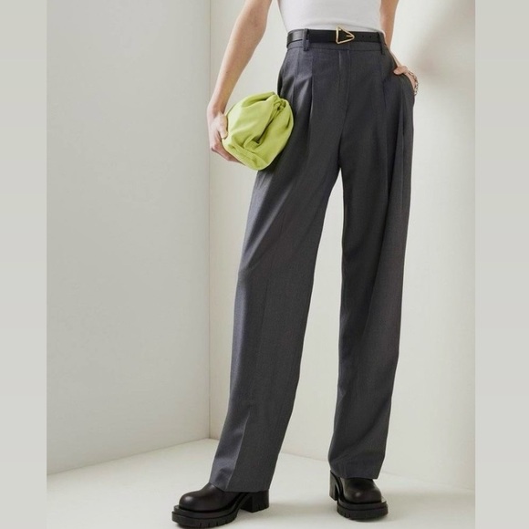 Brunello Cucinelli Pants - Brunello Cucinelli 100% silk flowy pleated front trousers. 🖤